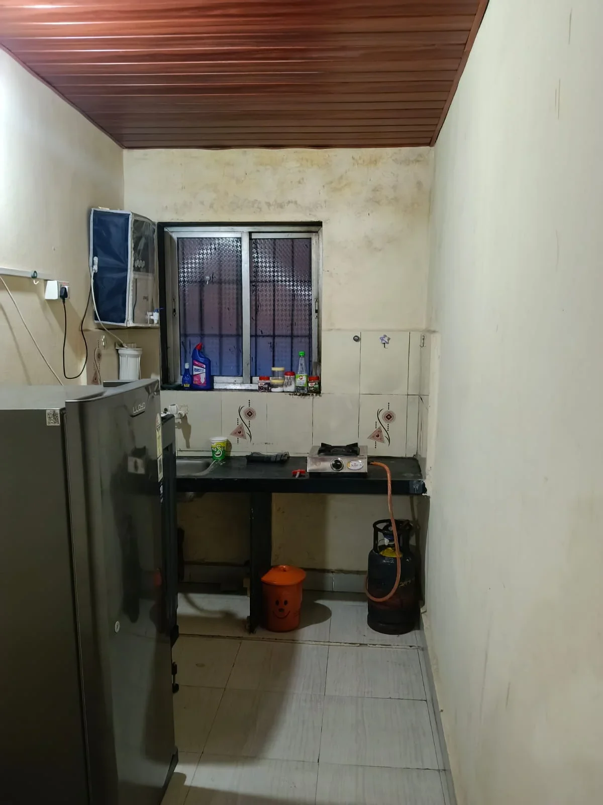 Affordable 3 Sharing Living Room Boys PG Near Nerul Railway Station